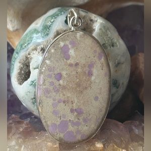 Phosphosiderite sterling silver pendant . Unique pattern large stone